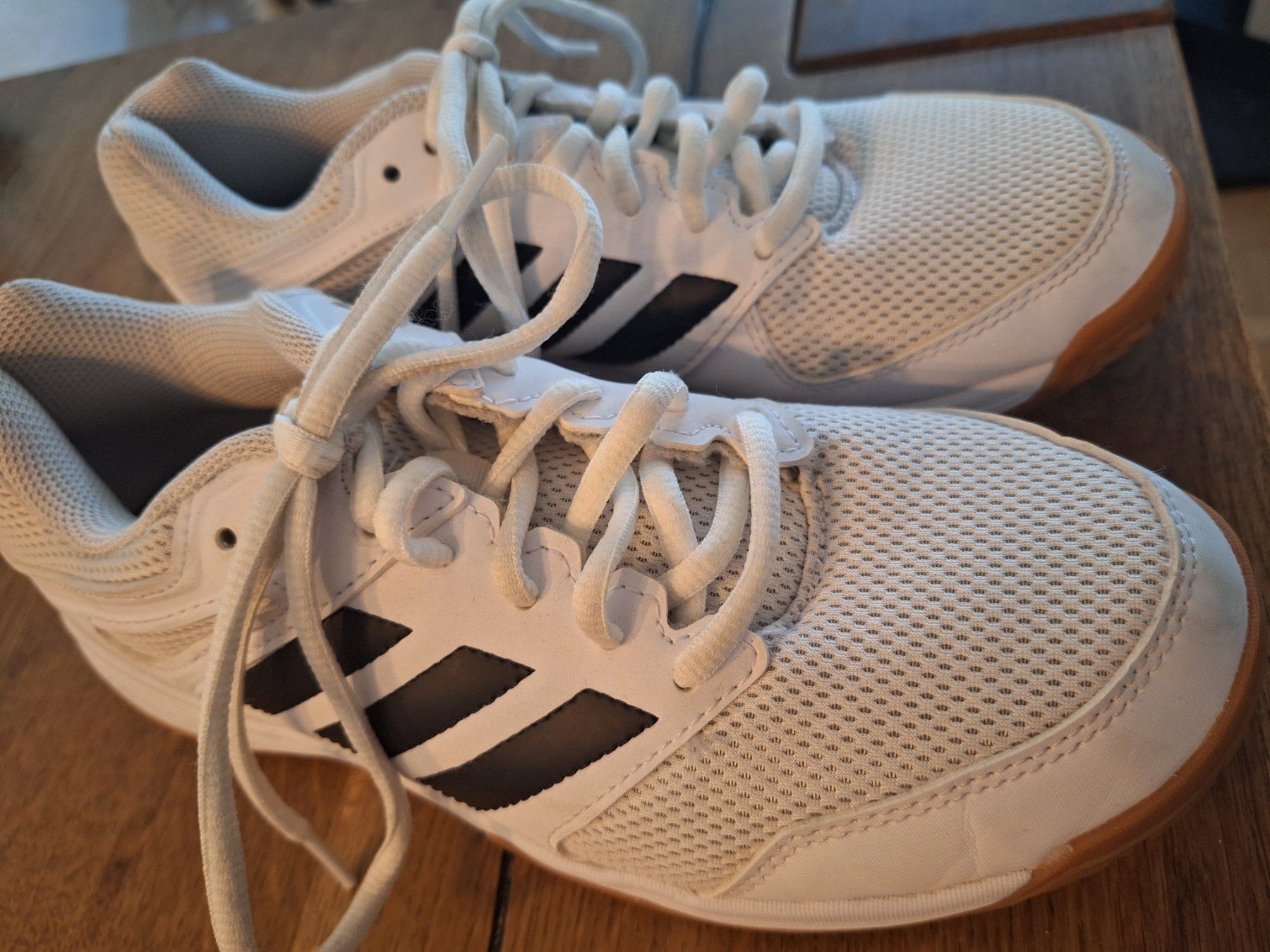 Adidas Damenschuhe: Weisser Adidas-Hallenturnschuh, Gr. 38 – Gebraucht aus Malters von Pajas81