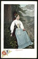 Schweiz, Appenzellerin in Tracht an eine