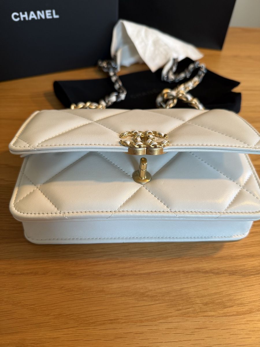Chanel Borse da donna: Chanel 19 Tasche, weiss gesteppt – Nuovo e nell'imballaggio originale da Stäfa venduto da san_h8tp 2