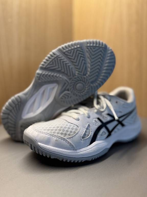 Asics Herrenschuhe: Asics Kinder Hallenschuhe Gr. 32.5 – Gebraucht aus Berg SG von Berglerfabi