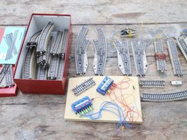 Märklin Schienen + 4 x El. Weichen + Stellpulte + mehr - H0