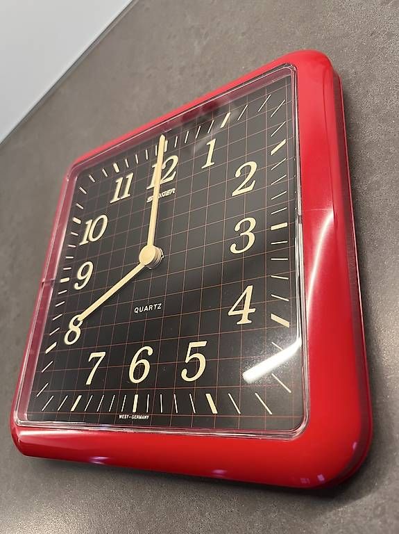 Stand- & Wanduhren: Rote Vintage Küchenuhr / Wanduhr, Staiger – Gebraucht aus Zürich von joe_zh8048 1