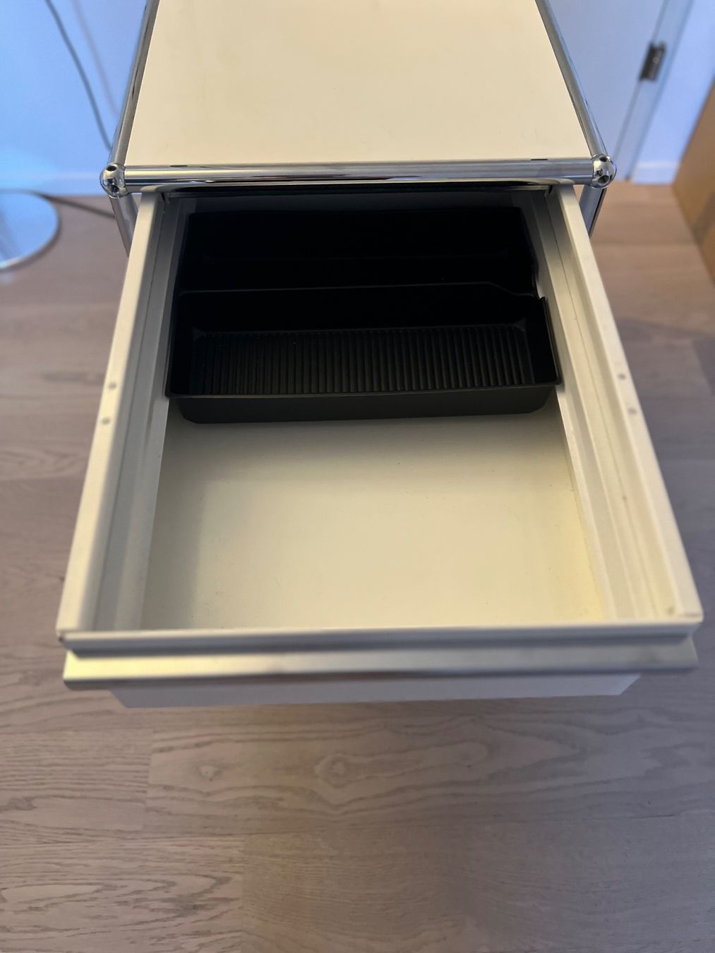 USM Eléments de bureau: Rollcontainer USM Haller mit 3 Schubladen in Weiss – D'occasion à Winterthur par mic_l98y 4