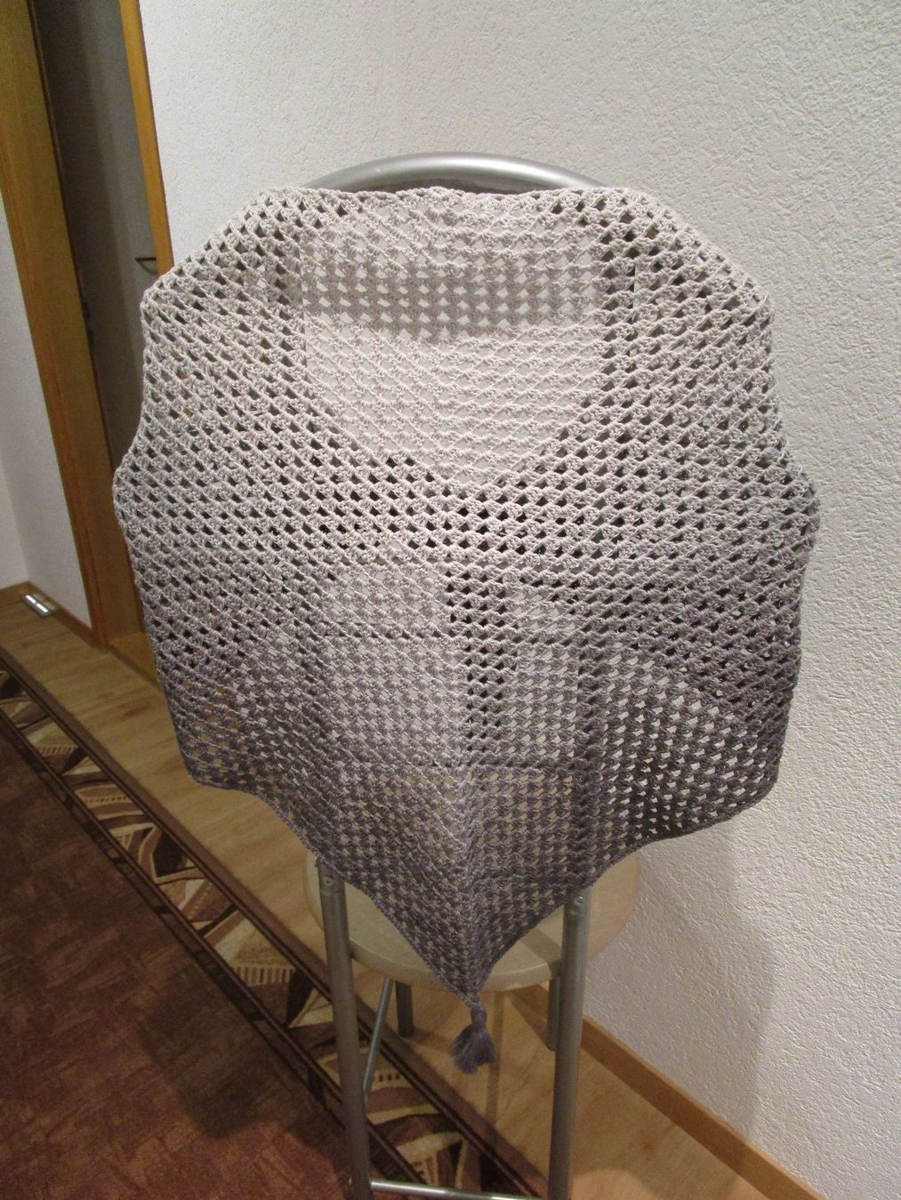 Foulard & Sciarpe: Handarbeit, Dreiecktuch, gehäkelt, grau – Nuovo (secondo la descrizione) da Ursenbach venduto da Trasse 5