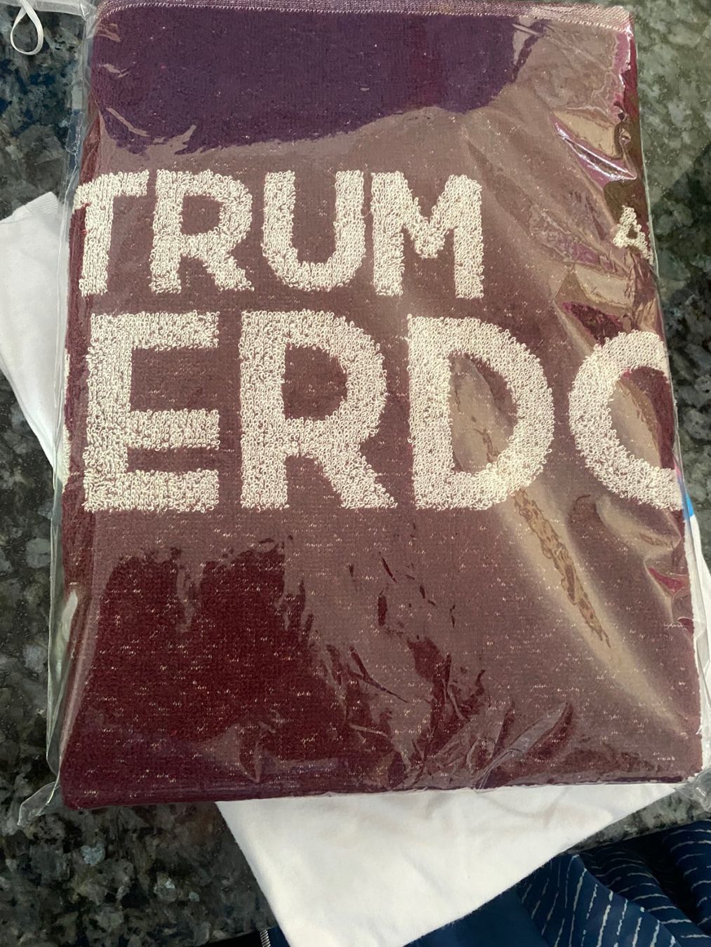 Teli da bagno: Neues ungeöffnetes Badetuch  bordeaux – Usato da Allenwinden venduto da Obalu 2