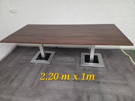 Tisch 2.20m x 1m braun mit Metallfuss gebraucht