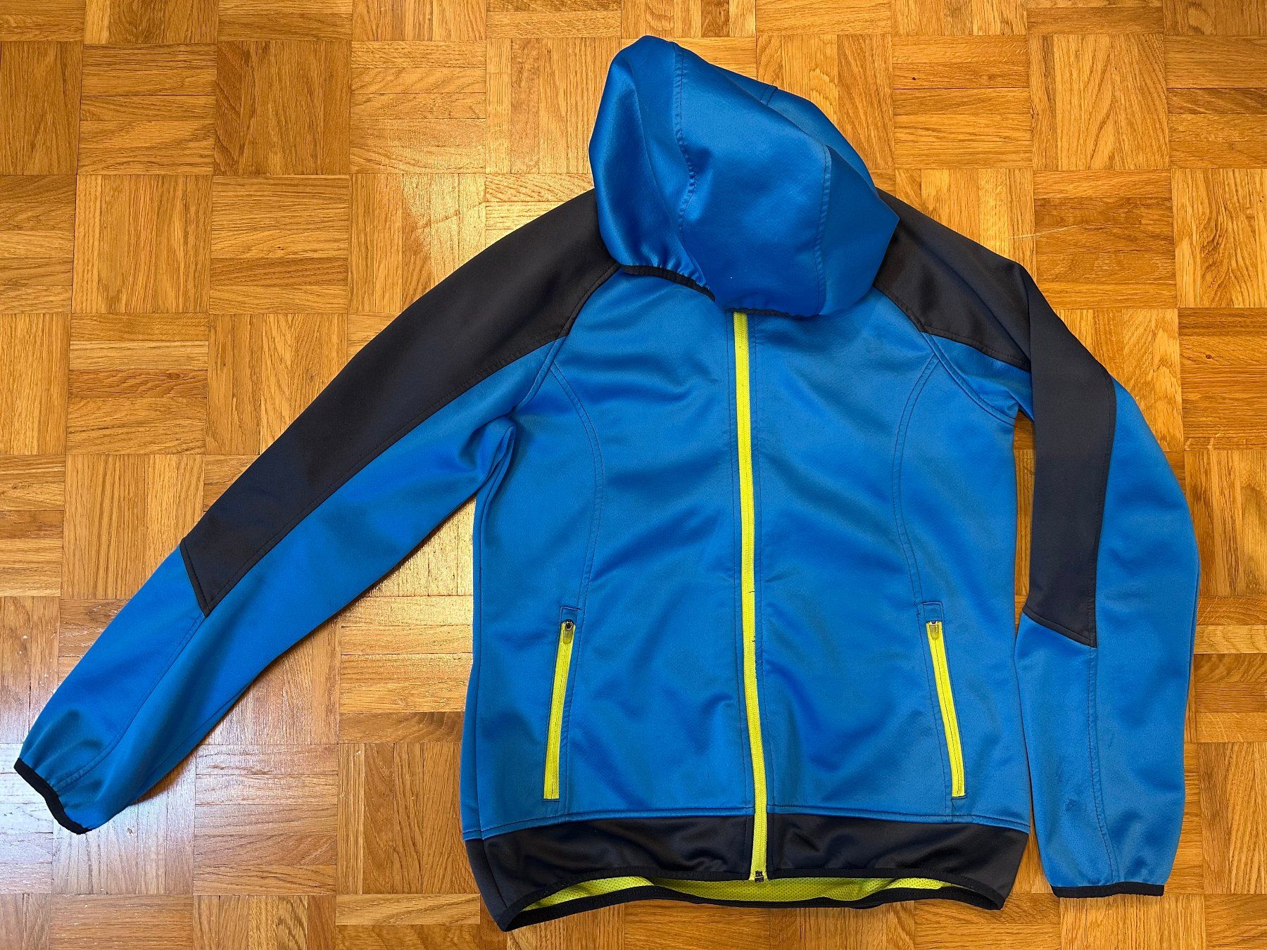 Giacche: Softshell Jacke Outdoor Übergangsjacke Gr. 164 blau – Usato da Winterthur venduto da nelead