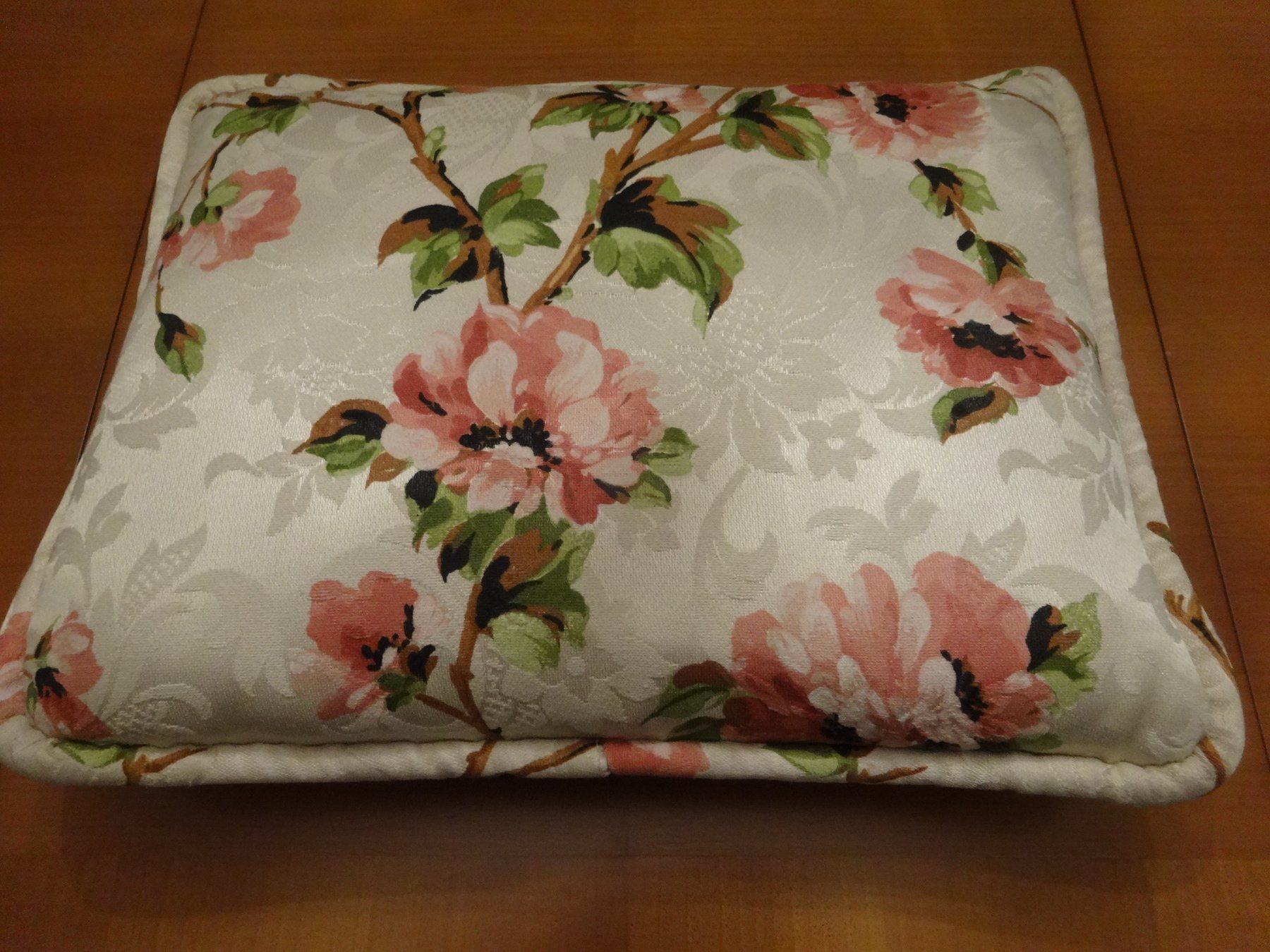 Cuscini: Coussin en satin damassé – Nuovo e nell'imballaggio originale da Biel/Bienne venduto da milamila02 4