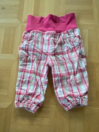 Gefütterte Kinderhose kariert mit rosa Bündchen Gr. 74