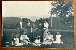 VAUD - Famille pose dans un pré, canton de Vaud ?