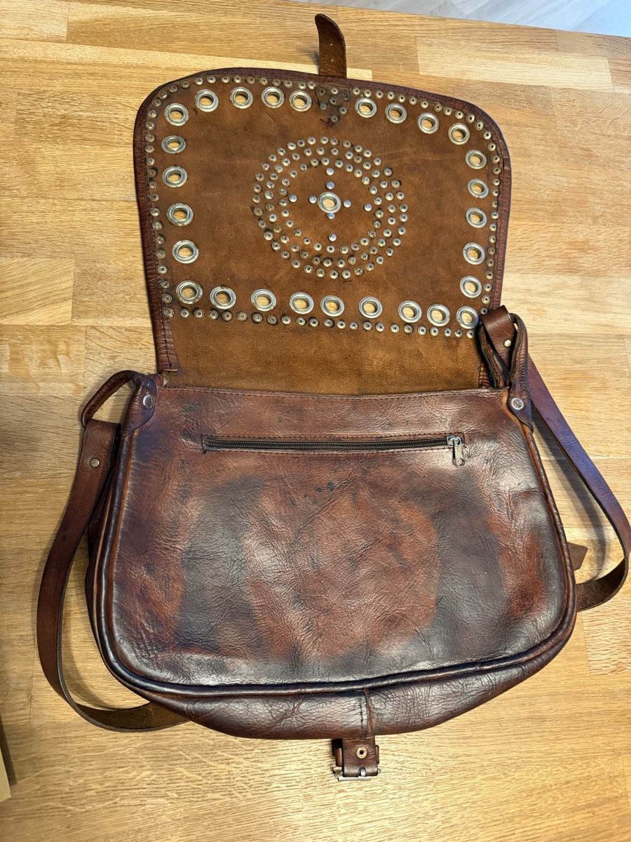 Taschen für Damen: Vintage Leder Handtasche mit Nieten – Gebraucht aus Goldach von Messerguru 5