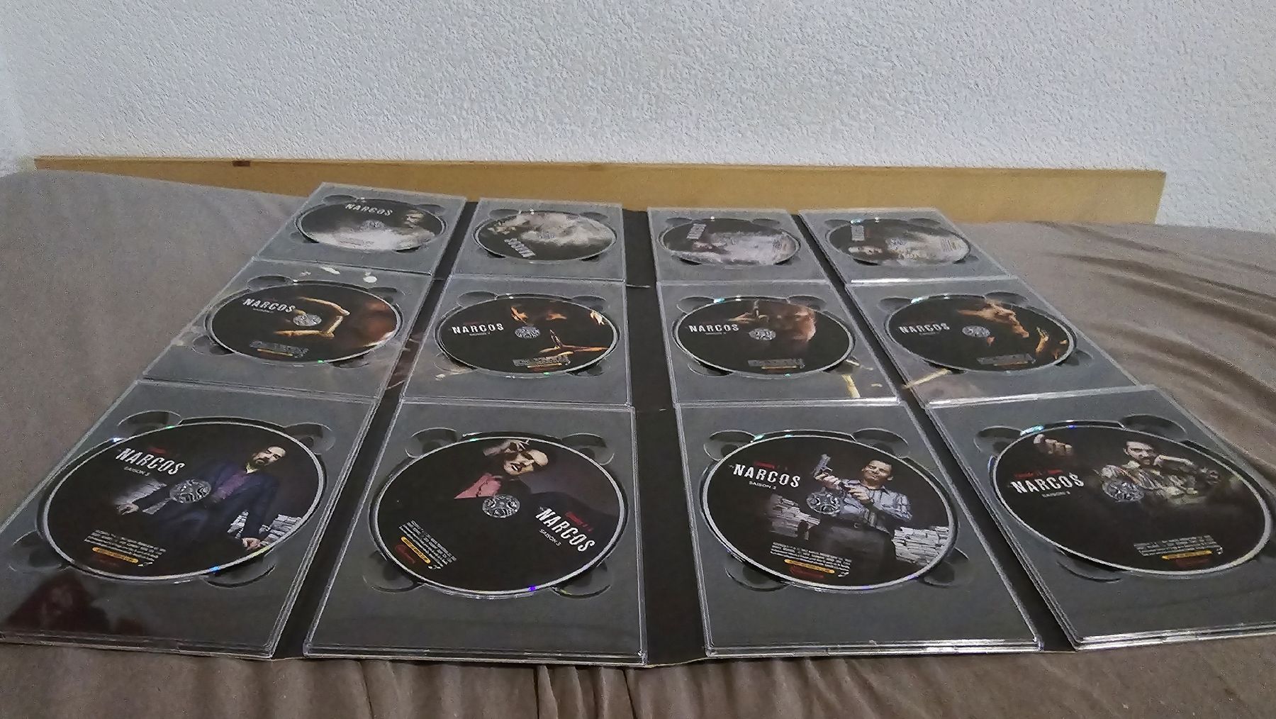 Tutti i DVDs: Narcos Intégrale Saisons 1-3 Coffret DVD – Usato da Biel/Bienne venduto da Luan_Flux_Com. 3