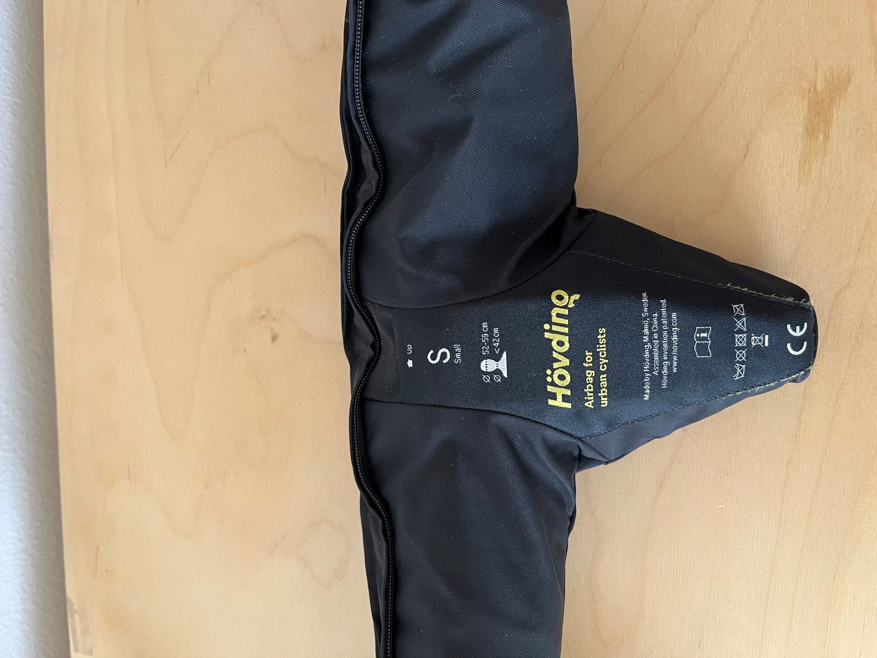 Caschi: Fahrradhelm / Airbag von Hövding. – Usato da Zürich venduto da wilma68