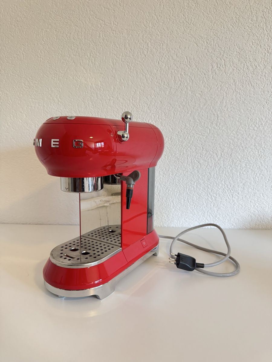 Smeg Kaffeemaschinen & Espressomaschinen: Smeg ECF02 Espressomaschine Rot – Gebraucht aus Zürich von lu.ja