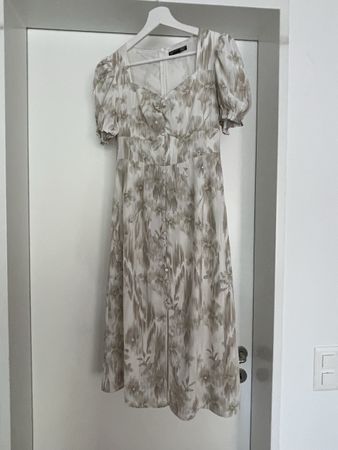 Luftiges Sommerkleid mit Blumenprint — Grösse M 