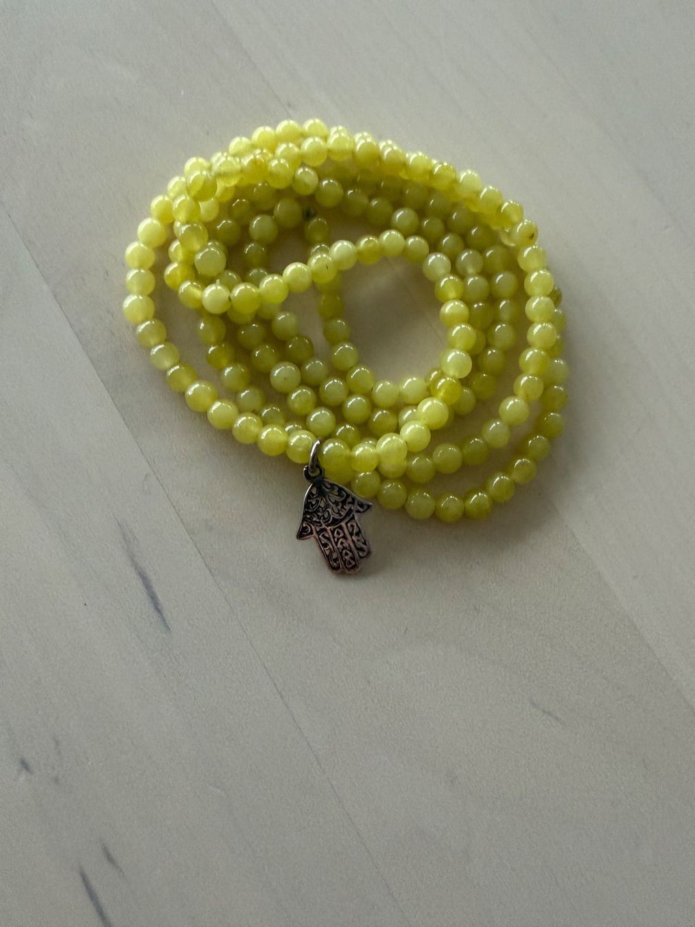 Catenine: Schöne Halskette mit Hamsa Anhänger – Usato da Glattpark(Opfikon) venduto da infinite_bags101