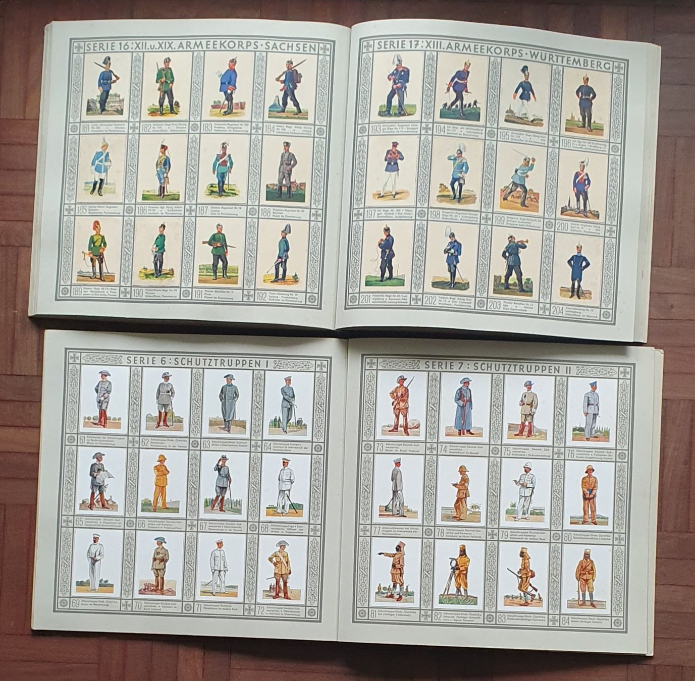 Carte collezionabili: 2 Zigarettenbilderalbum  - Uniformen – Usato da Kreuzlingen venduto da Rschweiz1 4