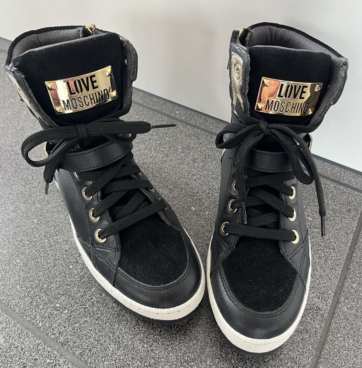 Moschino Scarpe da donna: Nagelneue Moschino Sneaker, Gr. 37 – Nuovo e nell'imballaggio originale da Hünenberg See venduto da spartakus02 1