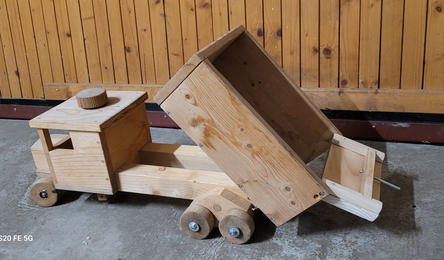 Giocattoli: Kipplastwagen aus Holz – Usato da Schänis venduto da karin-thom