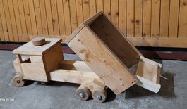 Kipplastwagen aus Holz