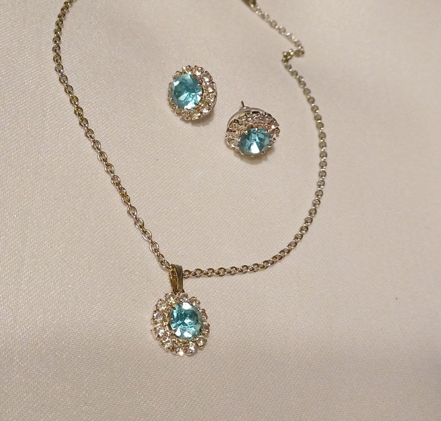 Sonstiger Schmuck: Ensemble Collier et Boucles d'oreilles - Style Été 49 – Neu und originalverpackt aus Le Lignon von Brozova