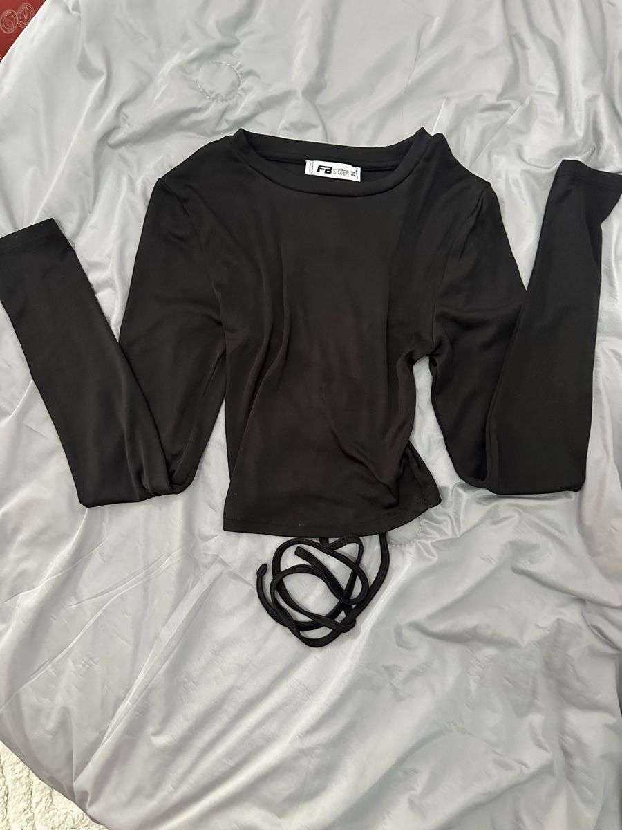 Tops: Schwarzes Langarmshirt mit Schnürung – Neuf (Voir description) à Rhäzüns par romina._gr 2