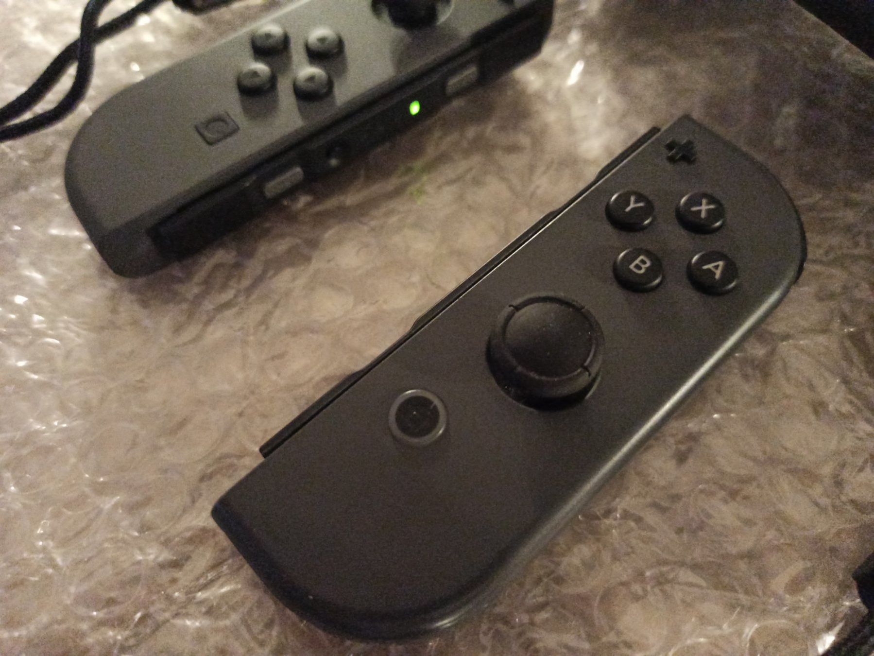 Nintendo Controller: Original Nintendo Switch Joy-Con Set (Grau) + Grip / NSW – Gebraucht aus Oberweningen von mar_87mx 3