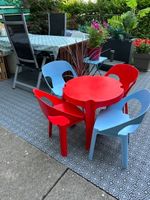 Kindertisch und vier Stühle Rot Blau Kunststoff gebraucht