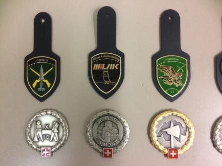 Schweizer Armee Placchette & Badge: Abzeichen Set Swiss Army 10 Stk. – Usato da Riedholz venduto da mastercom 1