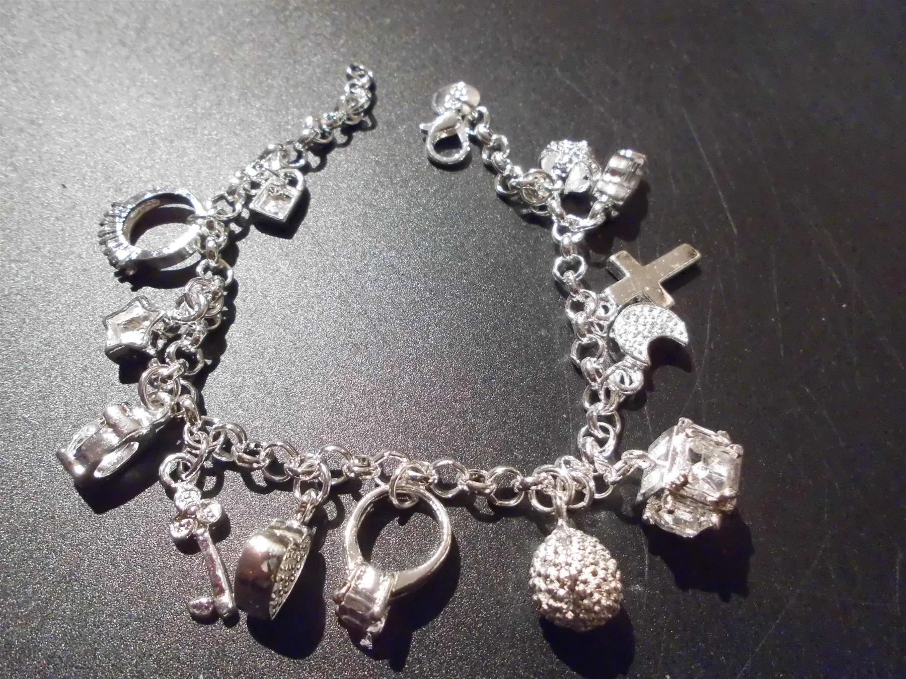 Bracciali & Braccialetti: Armband silberfarbig, verschiedene Anhänger – Nuovo e nell'imballaggio originale da Zürich venduto da abraxas1291