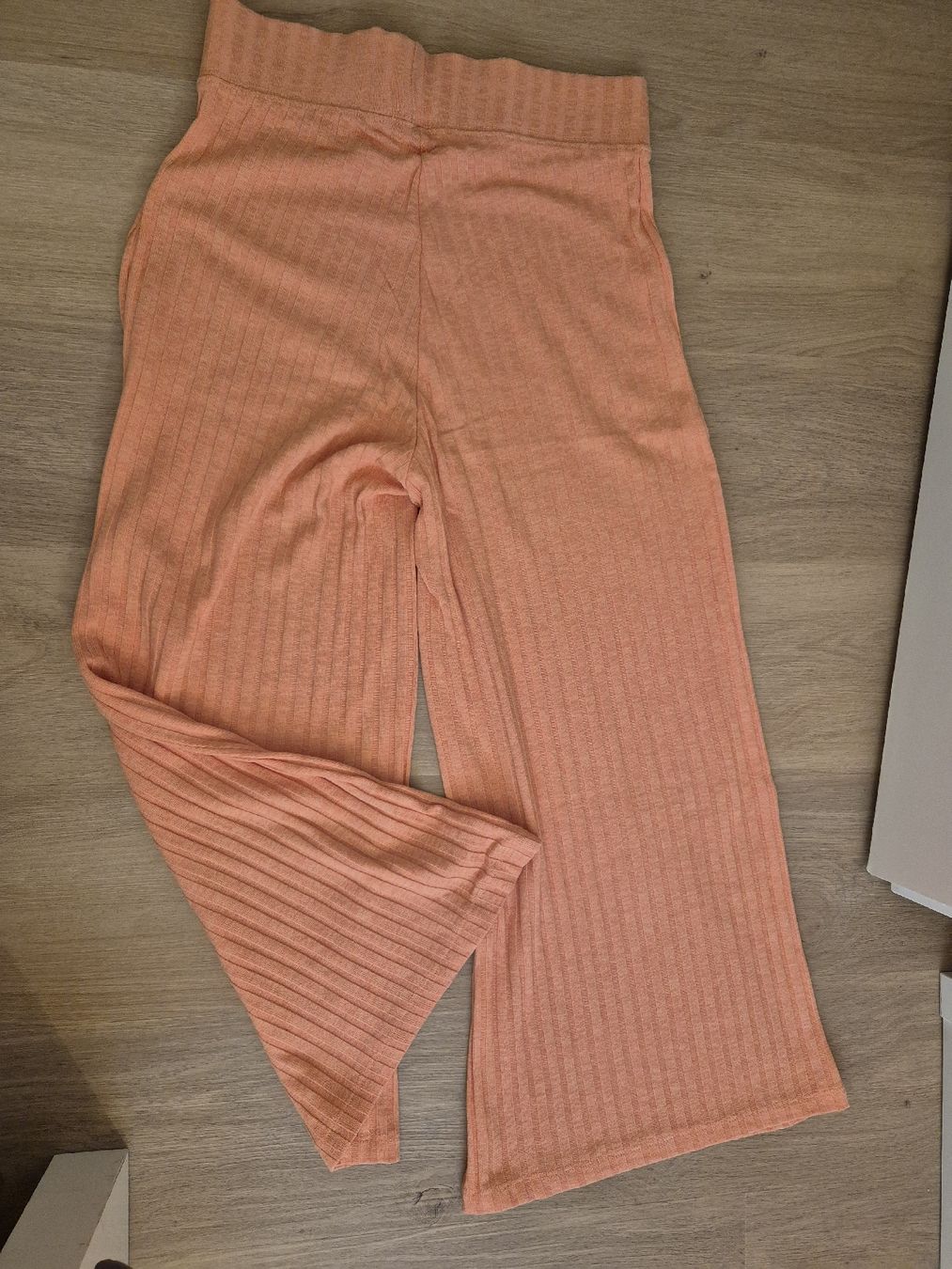 Stradivarius Pantaloni: Sommerliche, gerippte Hose in Apricot-Farbe – Usato da Brügg BE venduto da bea_g5lc 2