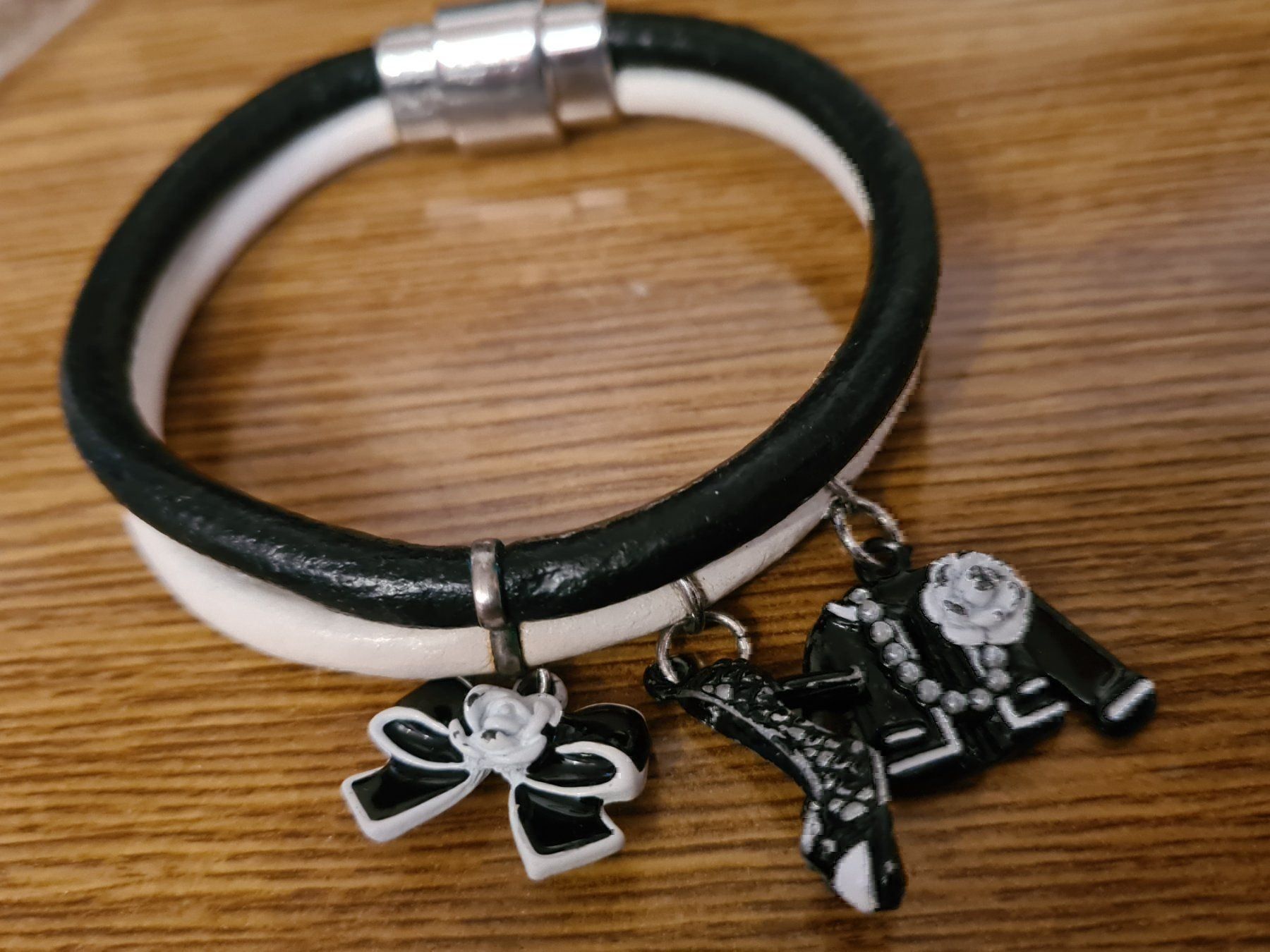 Bracciali & Braccialetti: Schwarz-weiß Modeschmuck Armband – Usato da Amriswil venduto da used2use 2