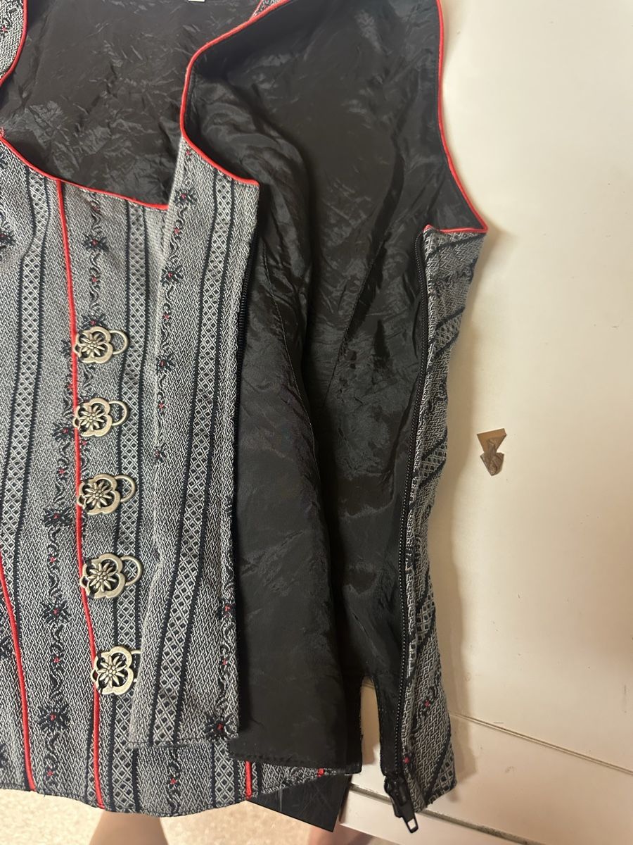 Gilet & Giacche senza maniche: Trachtenweste grau/schwarz Grösse M Baumwolle/Viscose – Usato da Schaan venduto da Hermine2018 3