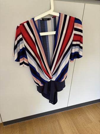 Bershka Body S blau rot