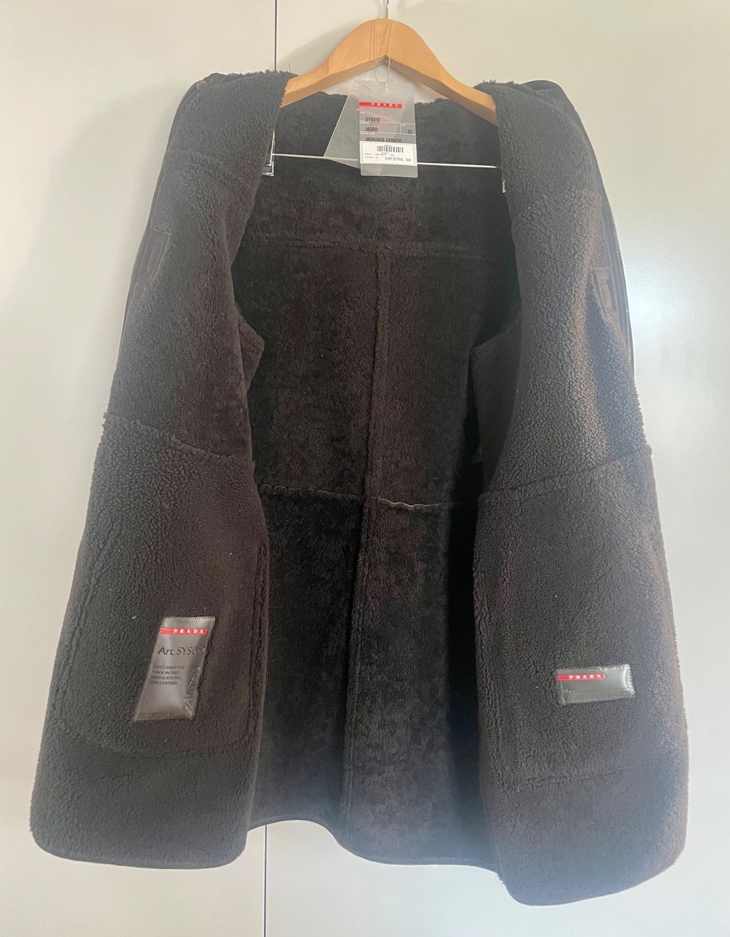 Prada Cappotti: PRADA Lammfell Mantel NP: 3750.- – Usato da Zürich venduto da einkaufswagen 4