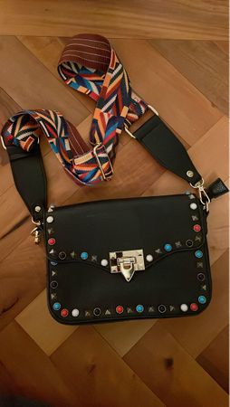 Schwarze Handtasche / Umhängetasche mit bunten Nieten