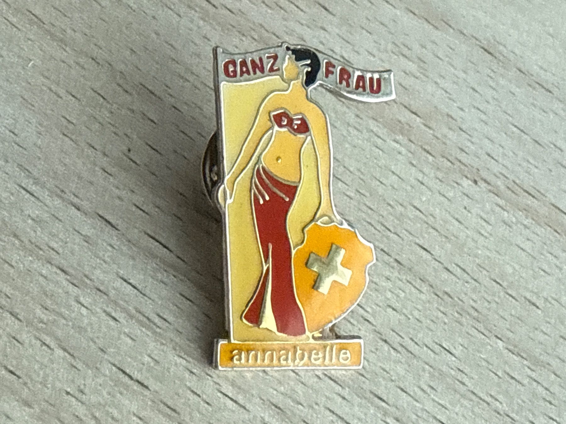 Placchette & Badge: Pin Annabelle Ganz Frau – Usato da Glattbrugg venduto da Schweigmatt