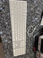 Apple Wired Keyboard mit Nummernblock – UK Layout – USB – Or