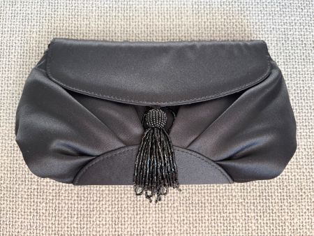 Elegante Satin Clutch, Schwarz, mit Perlenquaste, neuwertig