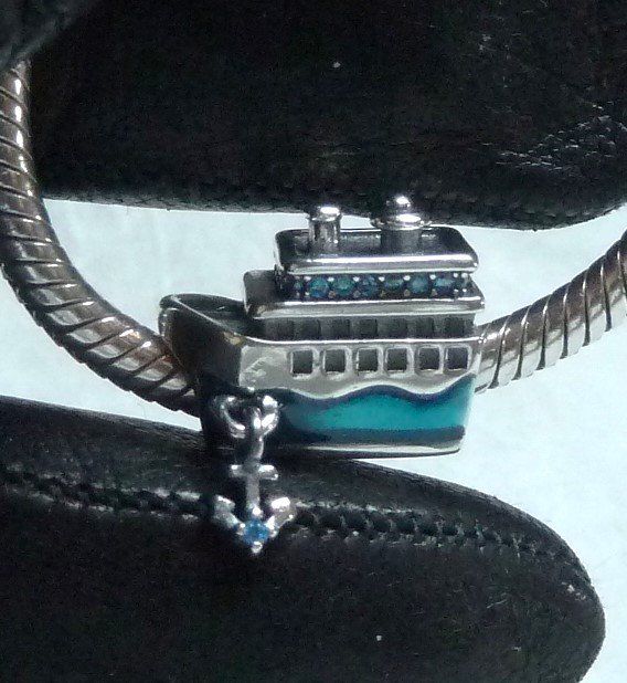 Ciondoli: Charm-Schiff kompatibel mit Armband. – Nuovo e nell'imballaggio originale da Lamboing venduto da Qtrica