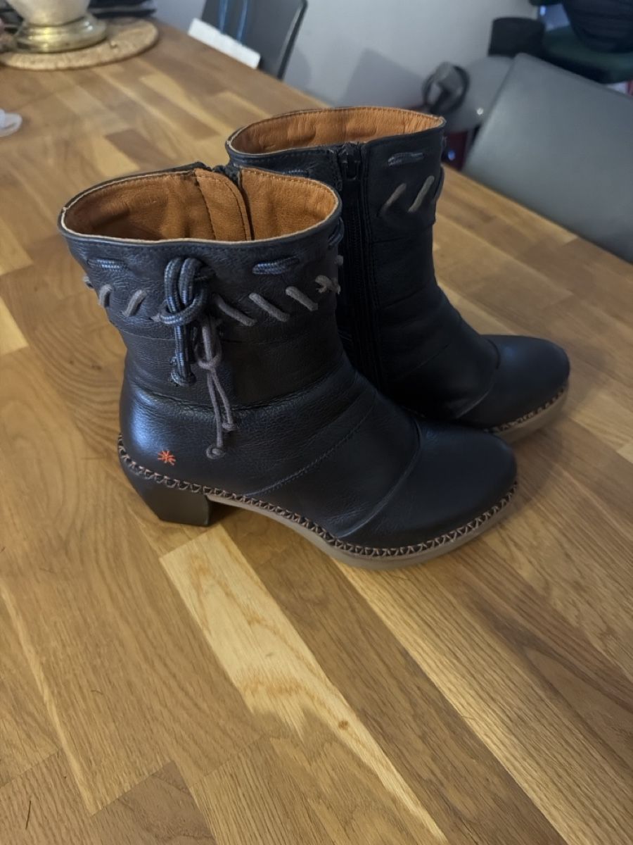 Art Chaussures femmes: Jolie bottines Art – D'occasion à Brügg BE par traindenuit
