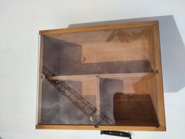 Holzkästchen mit Plexiglasscheibe