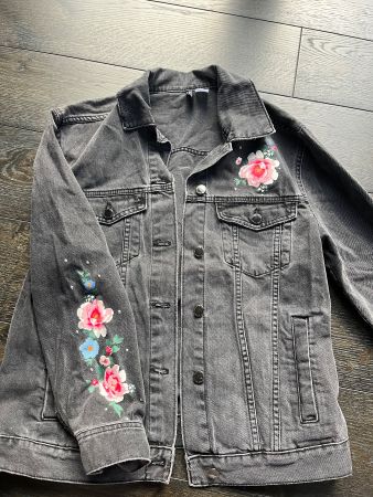 Veste en jean grise à fleurs t. 36