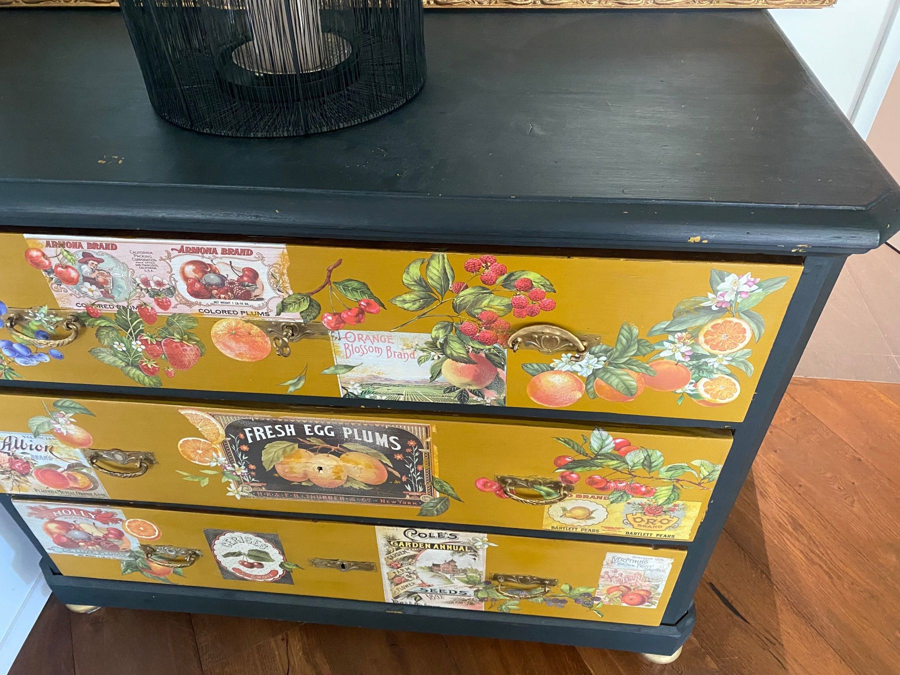 Kommoden: Shabby Chic Kommode – Gebraucht aus Perlen von bucr