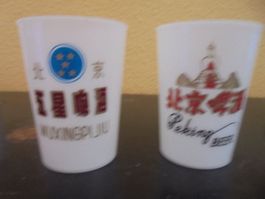 2 Bier PlastikGläser aus China 1991 / gobelets à bière Chine