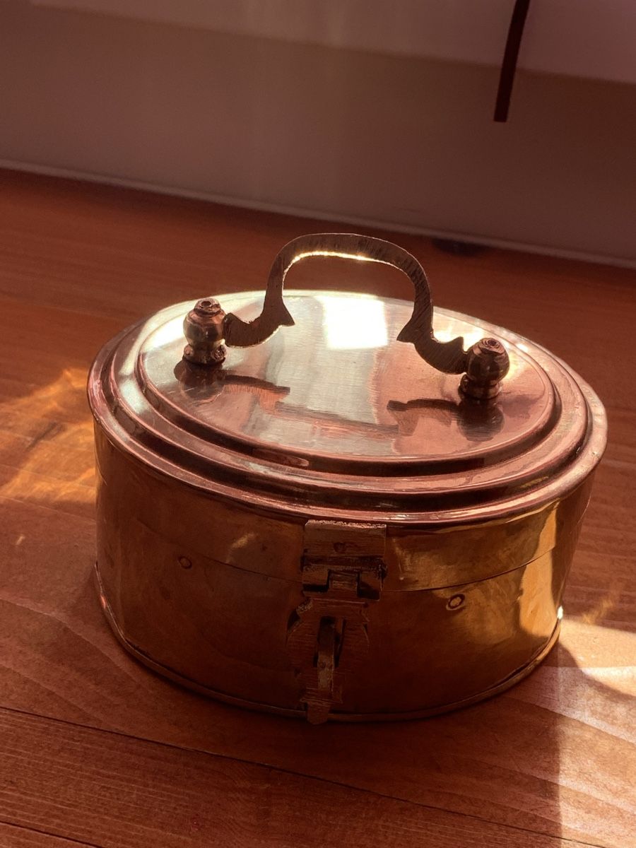 Barattoli: Kleine Schmuckdose aus Messing oval mit Deckelgriff – Usato da Nunningen venduto da silvermoon68 2
