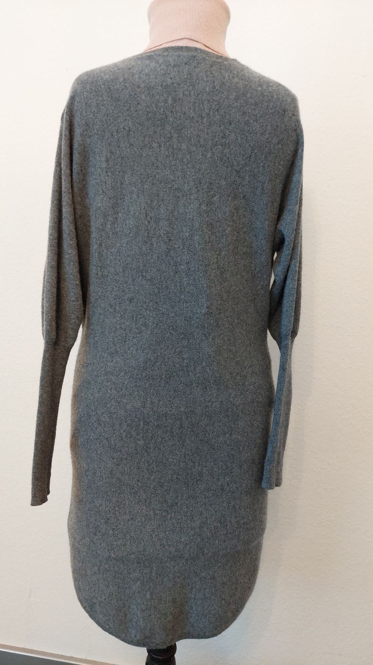 Vestiti: Comtoir des Contonniers grauer Strickpulloverkleid mit V-Aus – Usato da Gwatt (Thun) venduto da Letzte-Chance 3