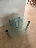 TV-Tisch aus Glas mit integrierter Drehfunktion