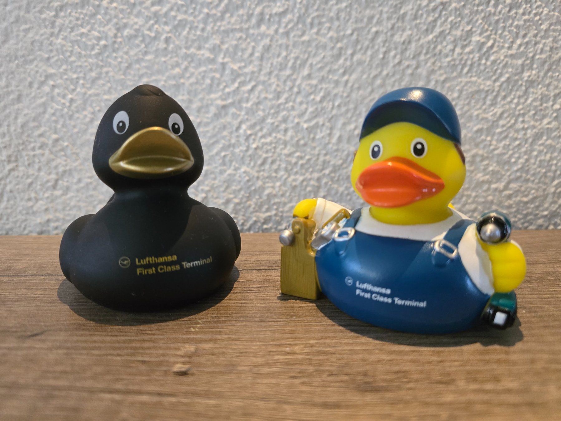 Lufthansa Spielzeuge: Lufthansa Handwerker Badeente Gummiente Ente First Class – Neu (gemäss Beschreibung) aus Küsnacht ZH von Hitch1 5