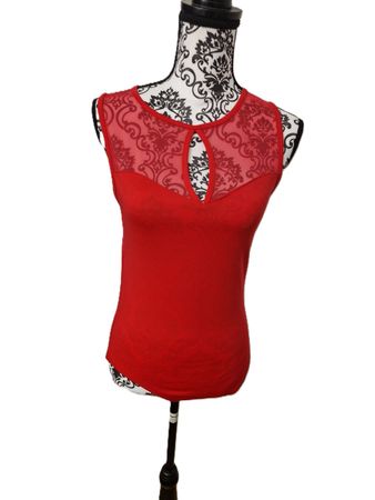 Rotes Body Gr. M mit Spitzendetails am Rücken elegant